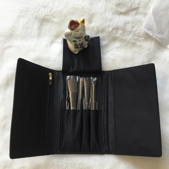 Cle de Peau Exclusive Makeup Brush Set - Picture 1 of 11